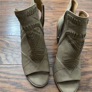 Tan heels size 8